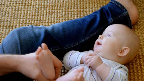 Vater-Spielt-Mit-Seinem-Kleinen-Jungen-Im-Wohnzimmer-4k