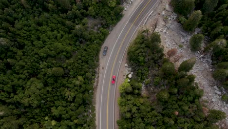 Vista-Aérea-Del-Descapotable-Rojo-1958-Chevrolet-Impala-Conduciendo-Un-Paseo-Panorámico-Por-El-Gran-Cañón-De-Cottonwood-En-Utah,-Estados-Unidos