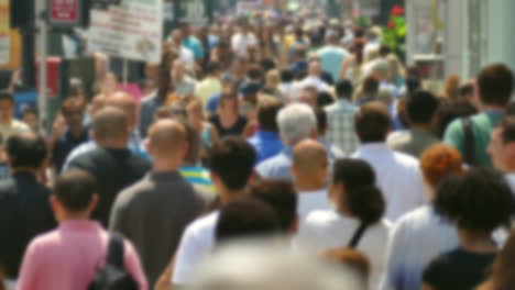 multitud de la calle de la ciudad ocupada