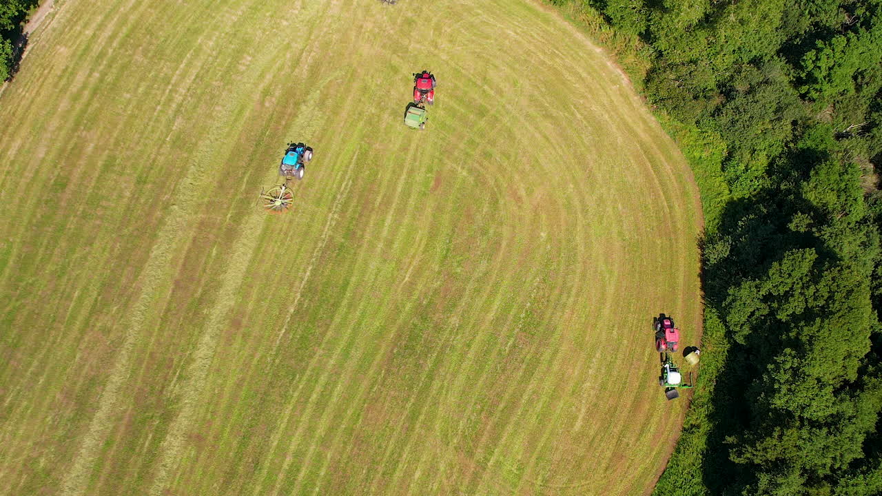 여름에 들판을 타고 작업 트랙터의 상위 뷰