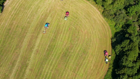 Vista-Superior-De-Los-Tractores-De-Trabajo-Que-Recorren-Los-Campos-En-Verano