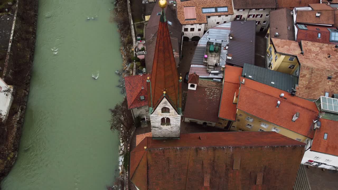 vista superior sobre la iglesia de la ciudad vieja de chiusa y el río, tirol del sur, italia