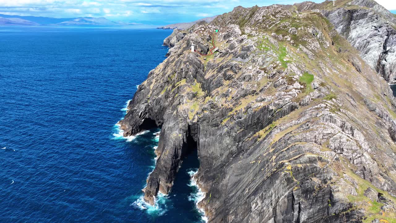 lugares épicos de irlanda dron volando sobre enormes cuevas marinas y acantilados, ovejas cabeza faro en el camino salvaje atlántico
