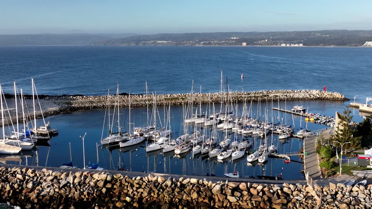 Ripresa aerea di barche a vela e yacht ormeggiati in un porto di giorno in Cile, Sud America
