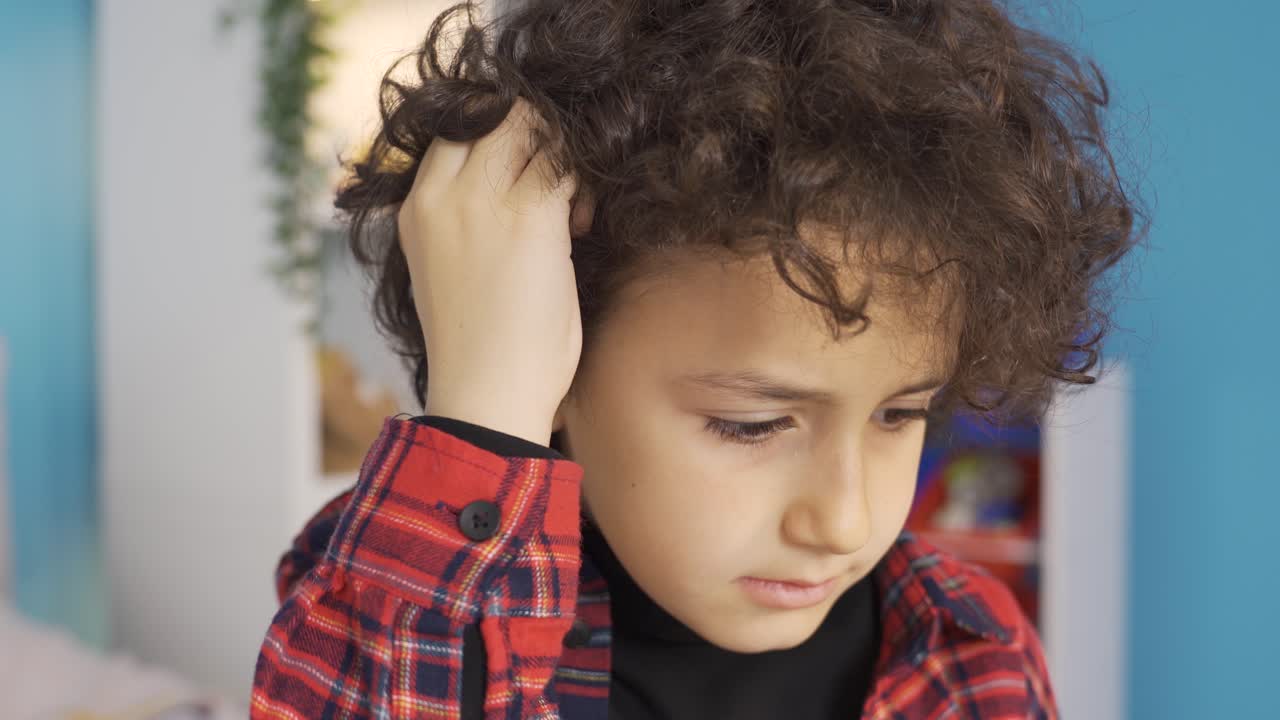 скучающий несчастный ребенок вдумчивый.