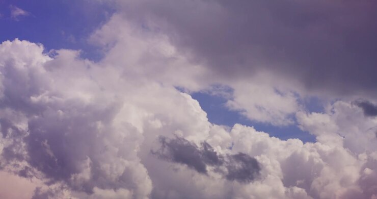 Nubes blancas y esponjosas a la deriva a través de un cielo azul claro