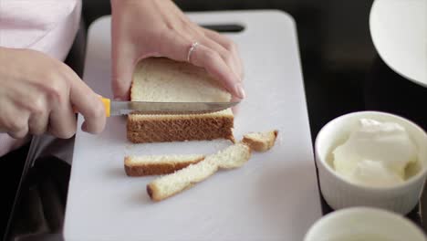 Schneiden-Der-Kruste-Aus-Brotscheiben