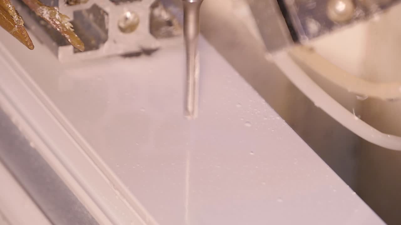 perforar un agujero en un componente de plástico blanco