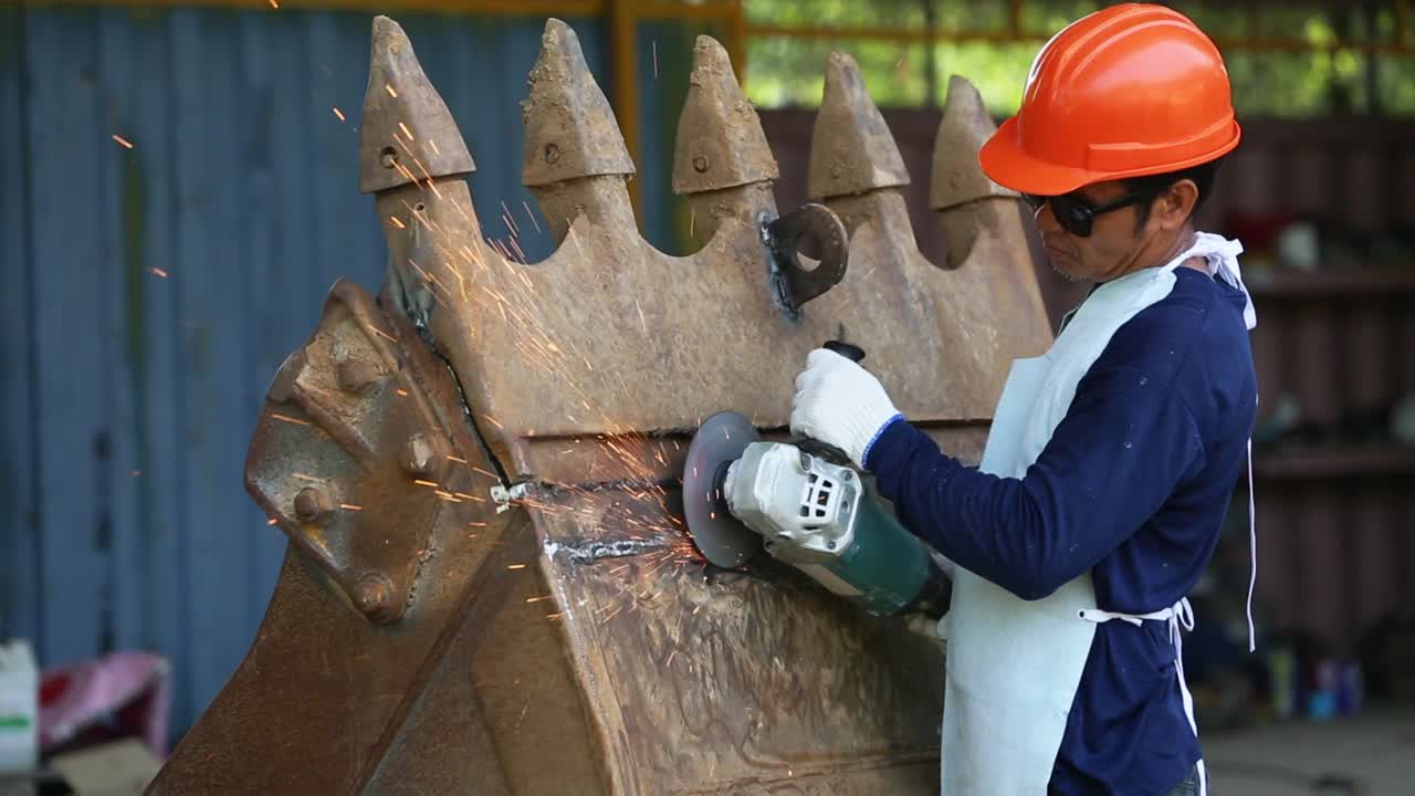 공장에서의 강철 구조에 대한 밀링 의 전기 비디오: 밀린 에서 불꽃, 금속을 거칠고 는, 금속 작업에서 불꽃.