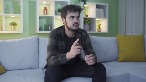 un joven de buena mente es feliz y alaba su inteligencia.