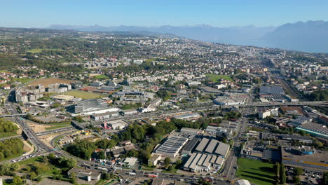 Zona-Industrial-De-Bussigny-Con-El-Paisaje-Urbano-De-Lausana-Al-Fondo-En-Suiza