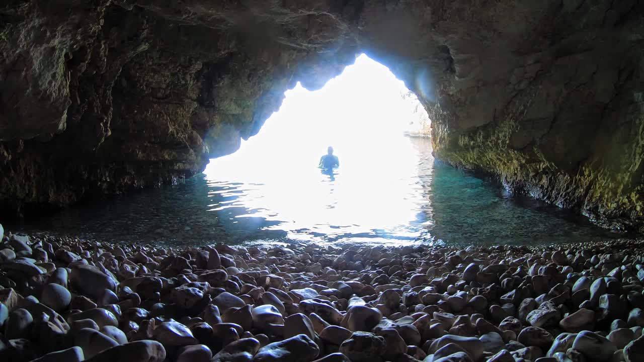 케팔로니아 섬, 그리스의 동굴 내부 물에서 떠오르는 남자