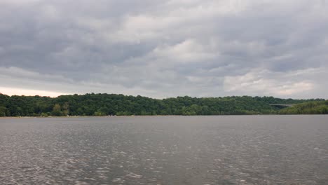 Una-Vista-Estacionaria-Y-Pacífica-De-Un-Hermoso-Lago-Urbano-Del-Medio-Oeste