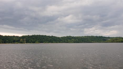 una vista estacionaria y pacífica de un hermoso lago urbano del medio oeste