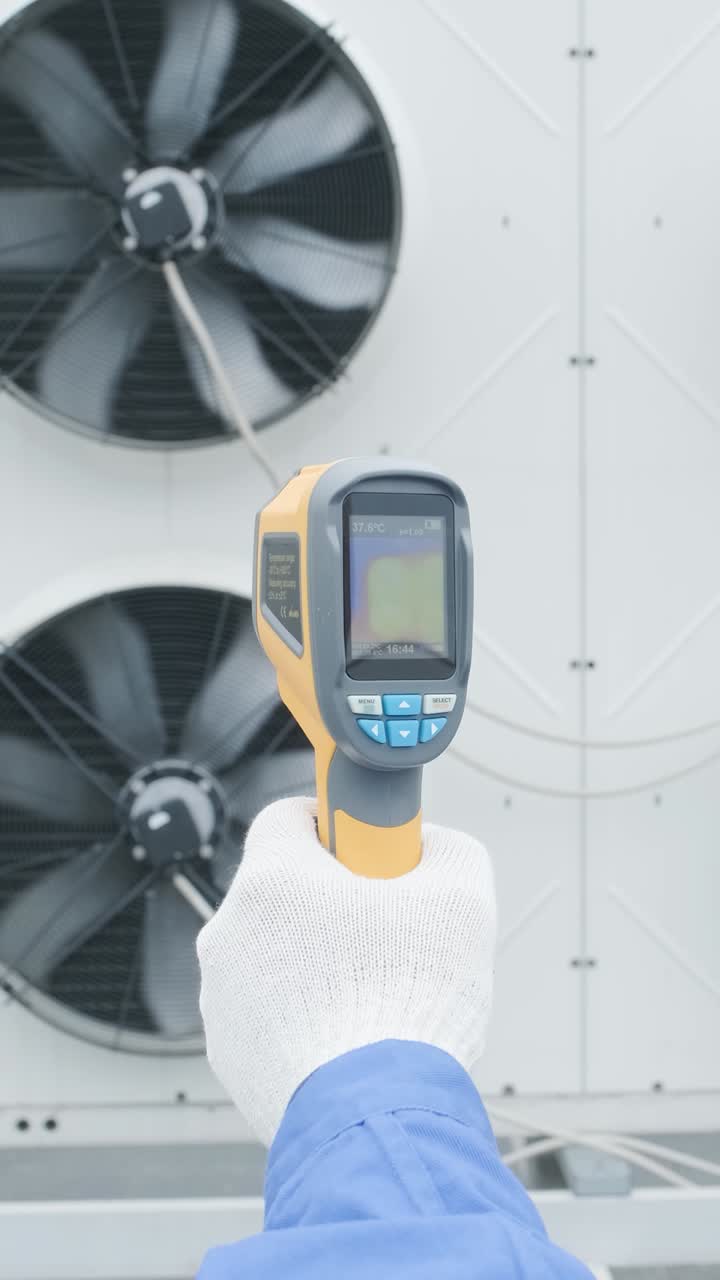 Ispezione HVAC con termometro a infrarossi