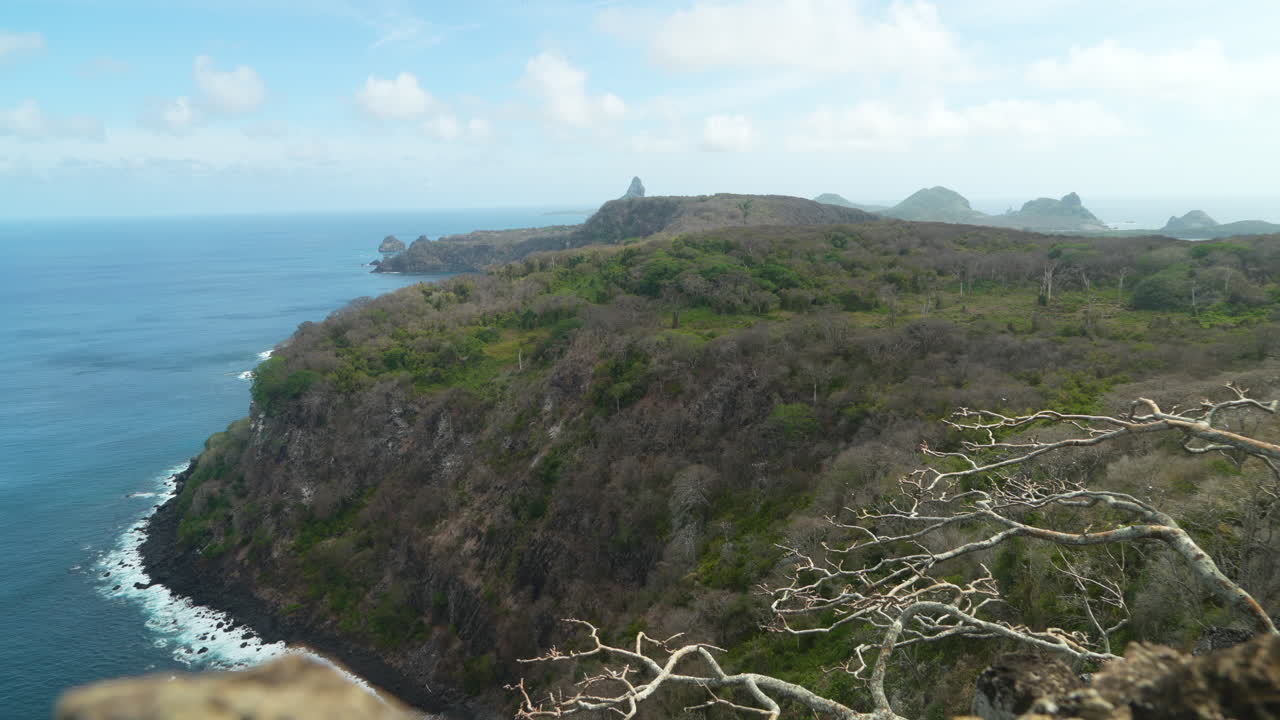 Gli uccelli scivolano nell'inquadratura a Mirante Ponta do Capim Açu, rivelando ampie viste sull'oceano e scogliere mozzafiato in uno dei paesaggi insulari più incontaminati del Brasile