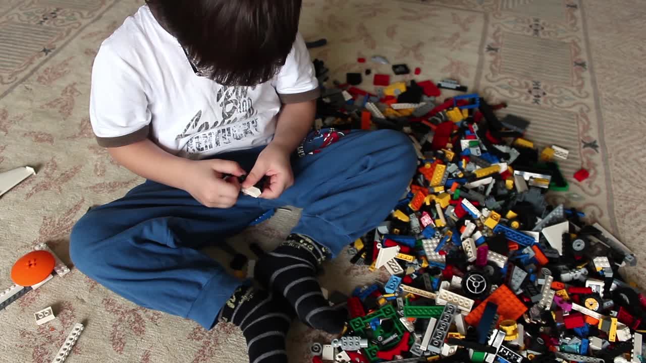 niños jugando con juguetes de lego