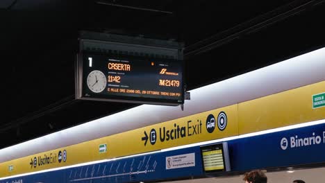 horario de la estación de garibaldi, nápoles, italia