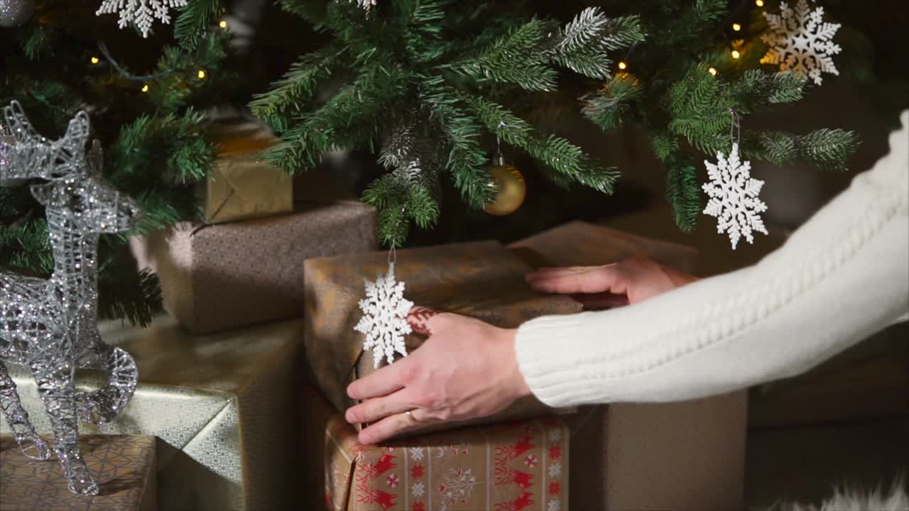 나무 에 있는 크리스마스 선물