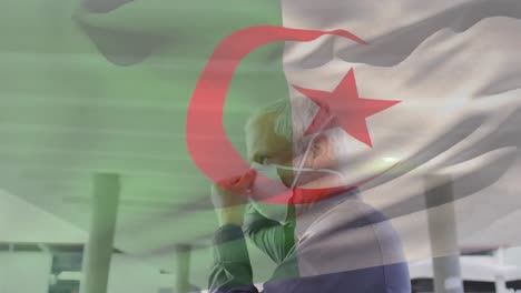 Animation-Der-Flagge-Algeriens,-Die-über-Einem-Kaukasischen-Mann-Mit-Gesichtsmaske-In-Der-Stadtstraße-Weht