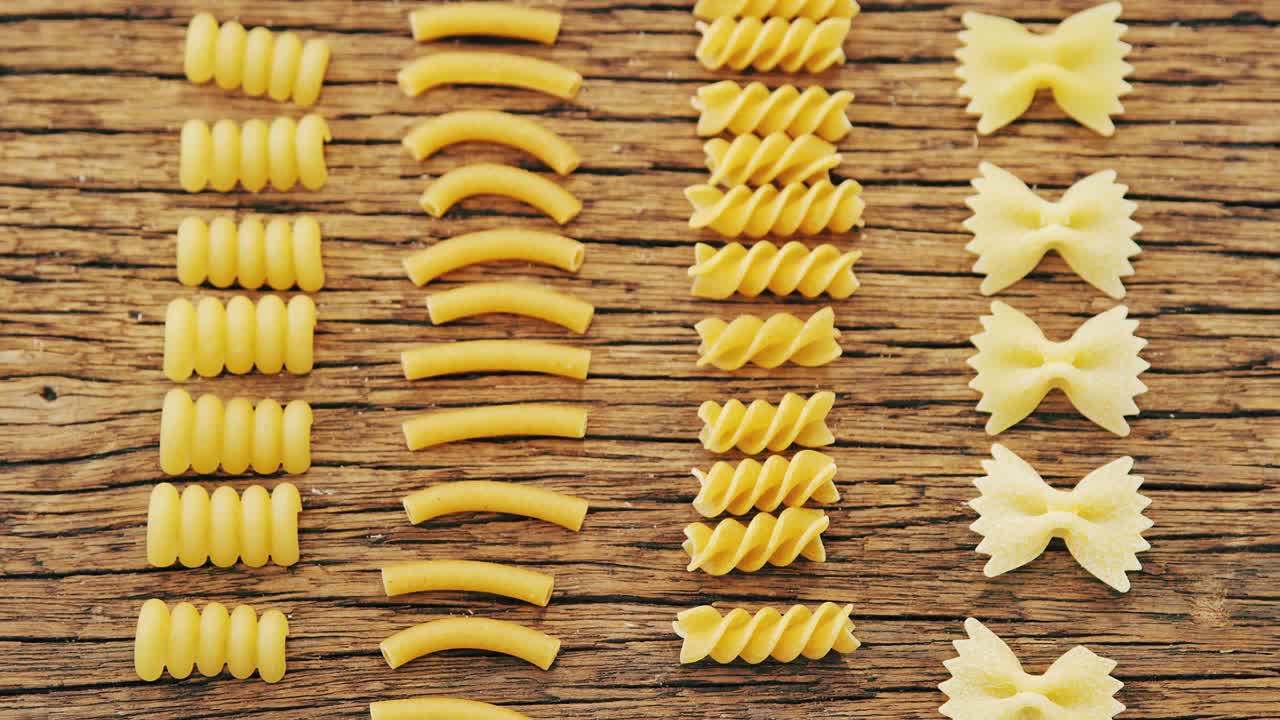 varias pastas alineadas verticalmente en el fondo de la mesa de madera