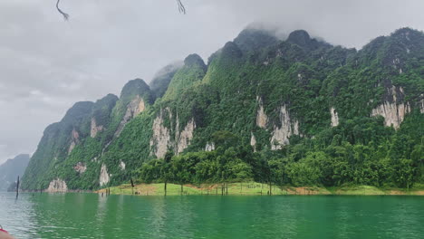 vista desde un barco del parque nacional khao sok en el sur de tailandia