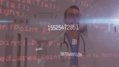 animación de números cambiantes sobre el lenguaje de la computadora sobre el médico caucásico caminando en el pasillo