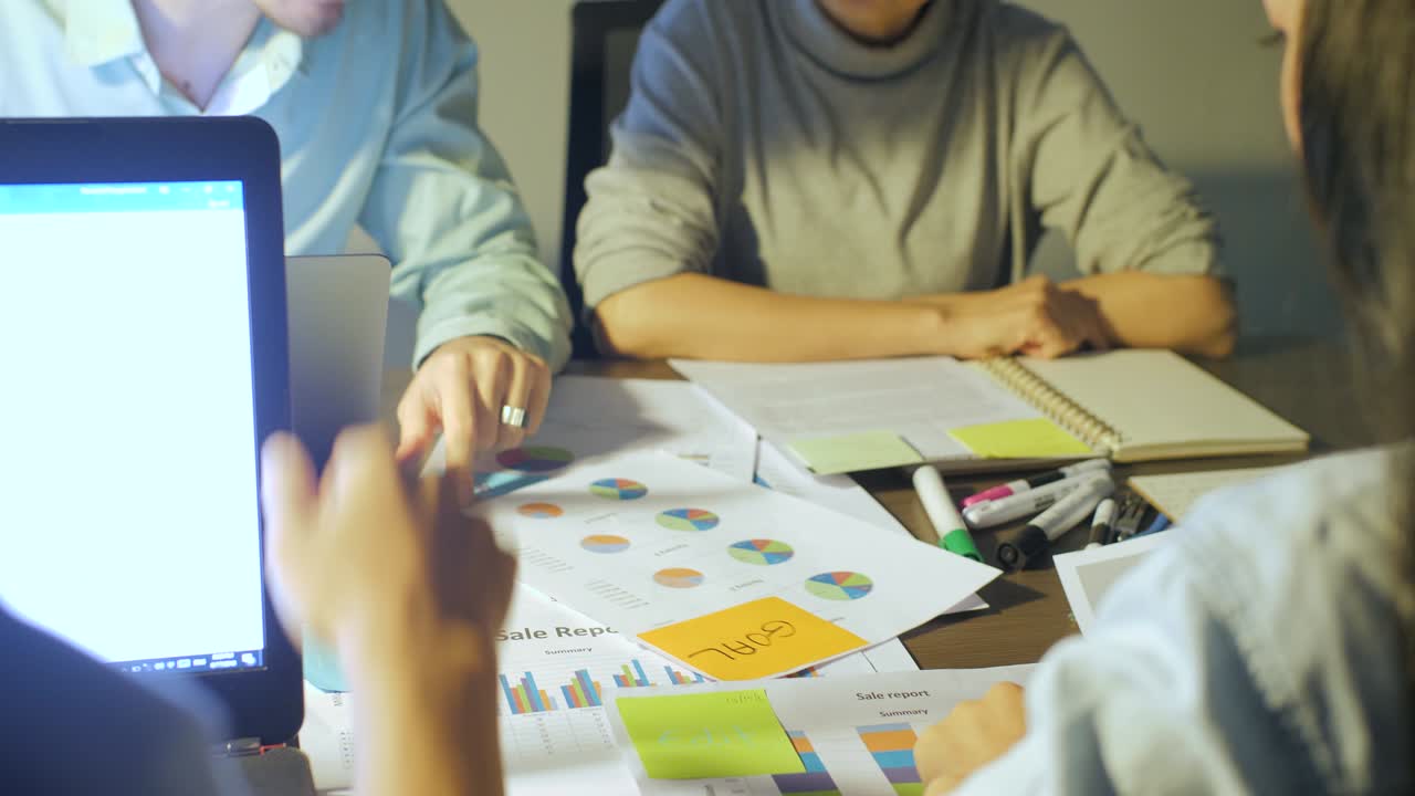 equipo de negocios creativos ocasionales que trabajan hasta tarde en la noche. jóvenes ocasionales en la empresa de arquitectura
