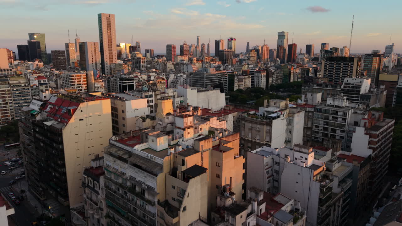 Città di Buenos Aires al tramonto in Argentina - Ripresa con drone