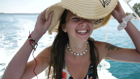 cerca de una mujer joven dirigiendo un barco a motor