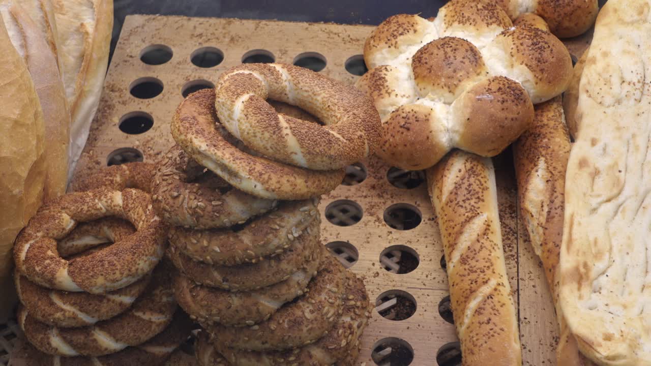 variedad de pan recién horneado