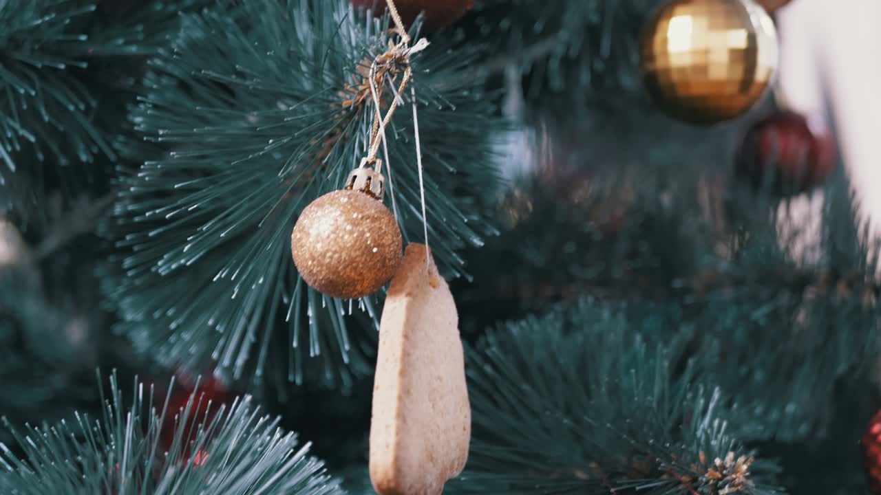 노란색, 빨간색 유리 공, 가지에 생강 으로 장식 된 크리스마스 트리