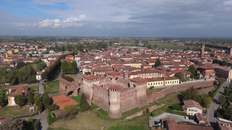 Rocca Sforzesca di Soncino, Cremona, Italia, mezzogiorno, autunno, drone