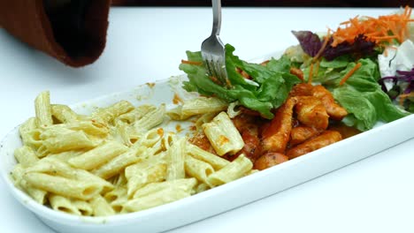 pasta, pollo y un plato de ensalada