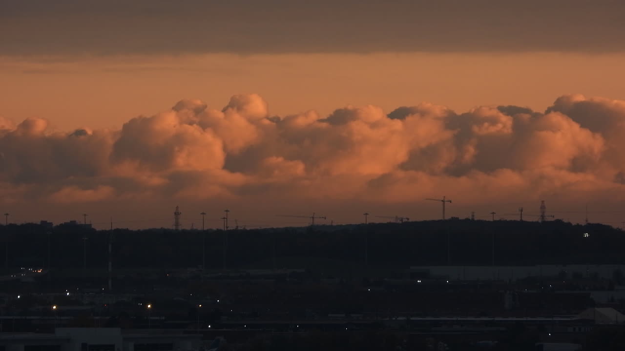 부드럽고 푹신한 산호 색 구름의 움직임과 일몰 황금 시간, 토론토, 캐나다의 교통 움직임의 아름다운 클라우드 스케이프 시간 경과