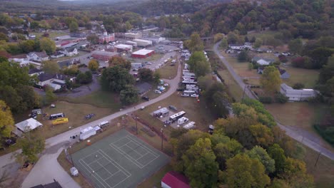 Aerial-establishing-shot-of-the-small-American-city-of-Lynchburg,-TN