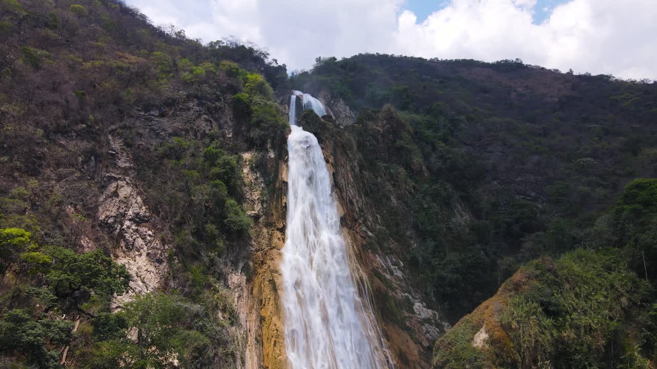 cascada el chiflon que cae sobre el cañón en chiapas mexico, revelación aérea 4k