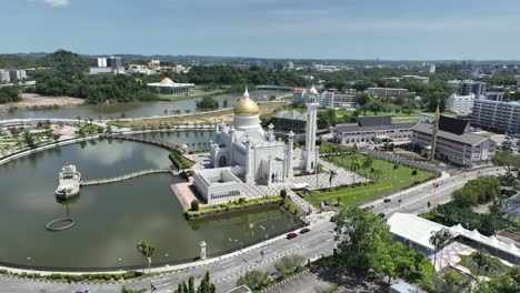 hermosa vista desde un avión no tripulado de la mezquita de sultan omar ali saifudding, bandar seri begawan, brunei, sudeste asiático