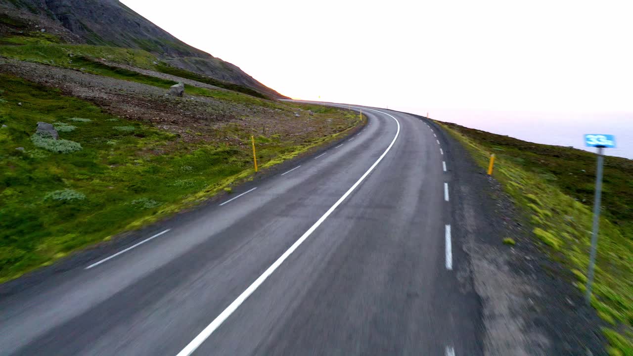 Ripresa POV di un viaggio su una bellissima strada asfaltata di montagna deserta.