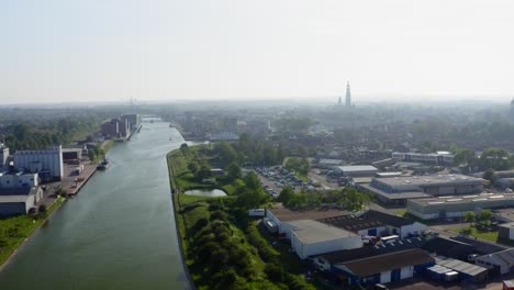 Toma-Aérea-Del-Canal-A-Través-De-Walcheren-Y-La-Histórica-Ciudad-De-Middelburg,-Países-Bajos,-En-Una-Soleada-Tarde-De-Verano