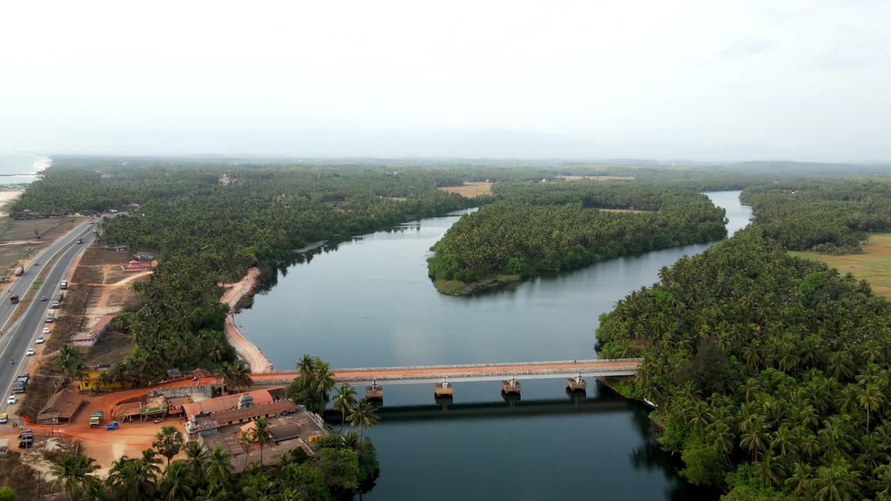 vista aérea de un río y un puente en un paisaje tropical