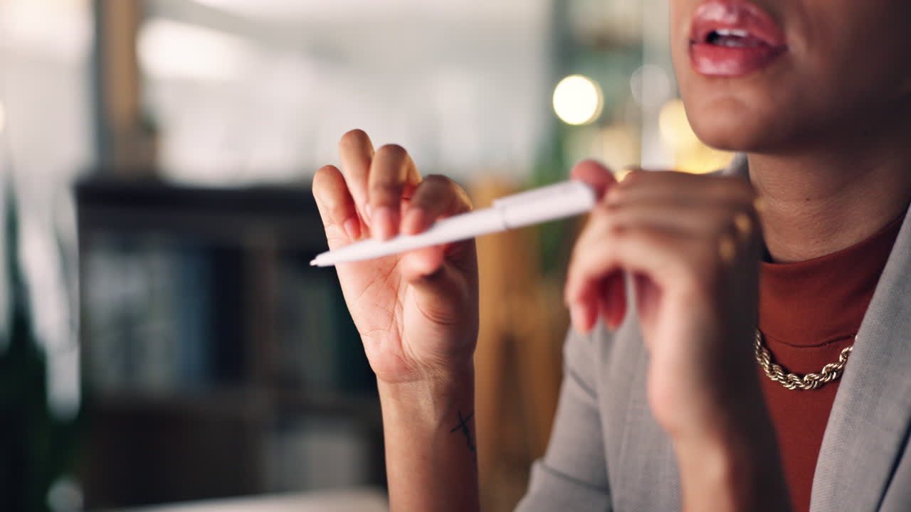 noche, pensando y mujer de negocios con pluma
