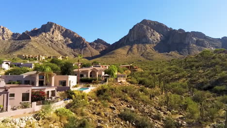 disparo de drones descendiendo hacia casas en la ladera de una montaña en arizona