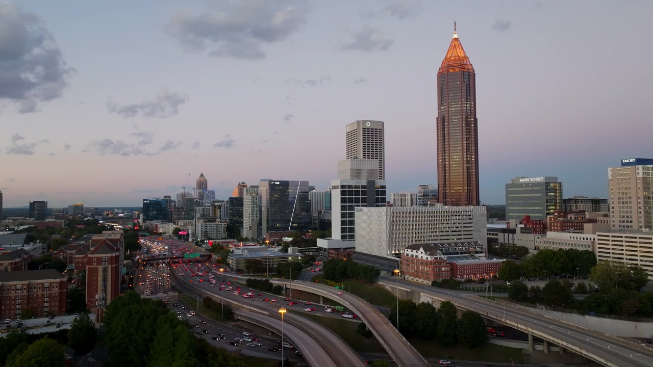 Bank of America Plaza, uffici aziendali e connettore del centro città durante l'alba a Midtown Atlanta, USA. - Inquadratura ampia.