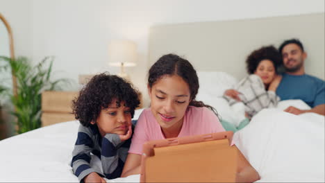 familia feliz, tableta y niños en una cama con amor