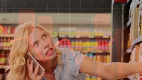 animación del procesamiento de datos sobre una mujer caucásica sonriente hablando con un teléfono inteligente en la tienda