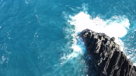 filmagem de drone de cima para baixo de ondas e rochas no cap mechant na ilha da reunião