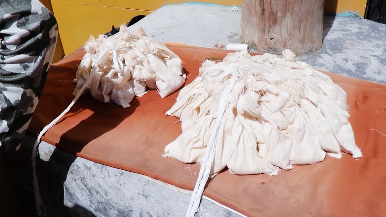 평평 한 각도 에서 낮 에 가게 에서 판매 하기 위해 보관 된 거룩 한 제물 들