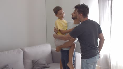 Un-Niño-Alegre-Saltando-Del-Sofá-A-Los-Brazos-De-Su-Padre.