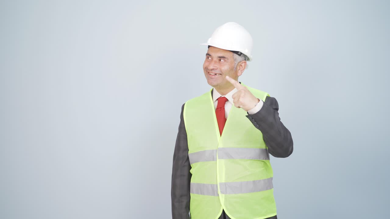 el ingeniero presenta el proyecto.